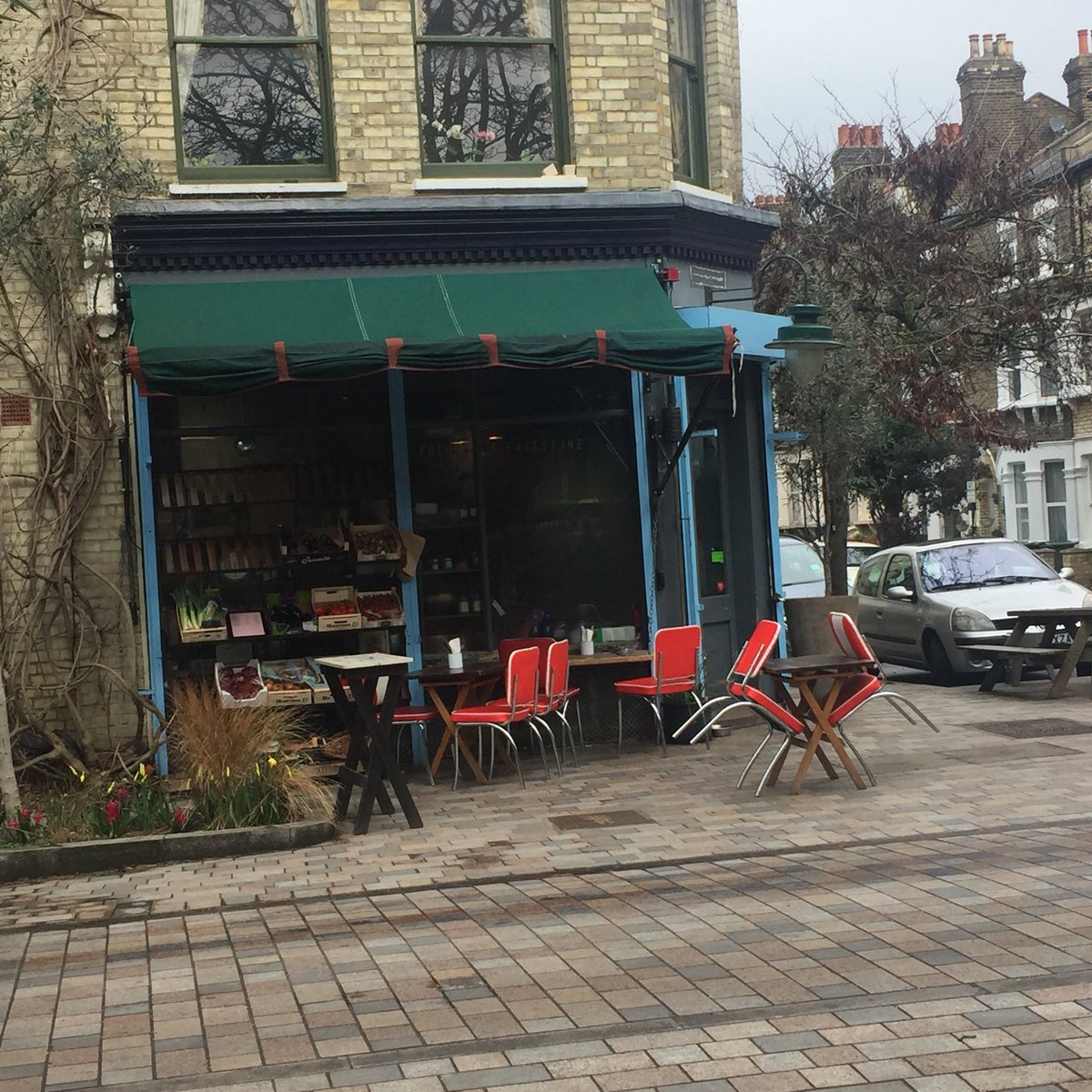 operabinoculars's tweet photo. I got the coolest square in #SouthLondon London on my volunteer leaflet run for @LibDems for London local elections #BonningtonSquare #Oval #ExitFromBrexit #WithEUinSpirit #StopBrexitSaveBritain https://t.co/lIRJyvwP7H
