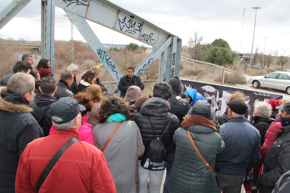 Arganda_Ayto's tweet image. Alrededor de 800 personas participan en una nueva jornada de puertas abiertas del Tren de #Arganda, con viaje gratuito y una recreación histórica en el Puente de Arganda
