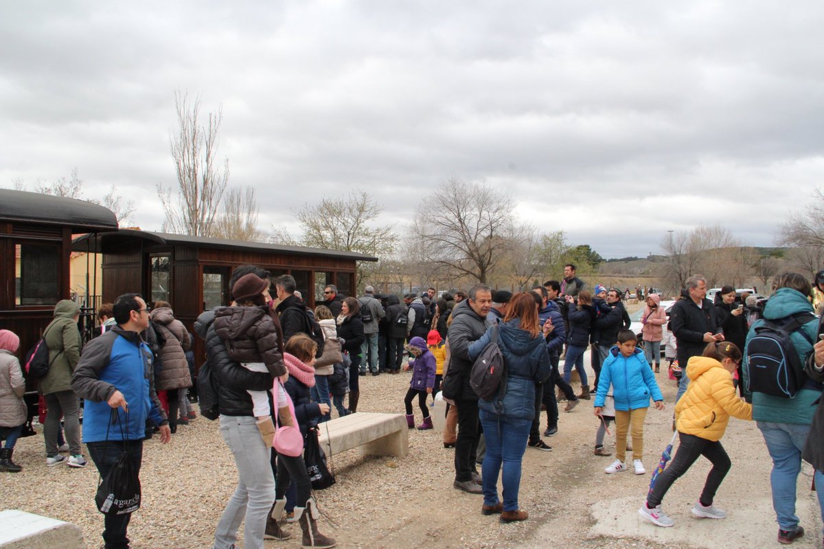 Arganda_Ayto's tweet image. Alrededor de 800 personas participan en una nueva jornada de puertas abiertas del Tren de #Arganda, con viaje gratuito y una recreación histórica en el Puente de Arganda