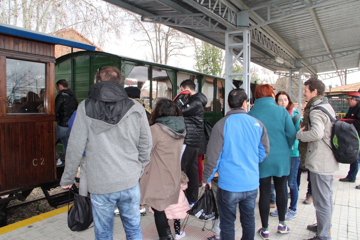 Arganda_Ayto's tweet image. Alrededor de 800 personas participan en una nueva jornada de puertas abiertas del Tren de #Arganda, con viaje gratuito y una recreación histórica en el Puente de Arganda