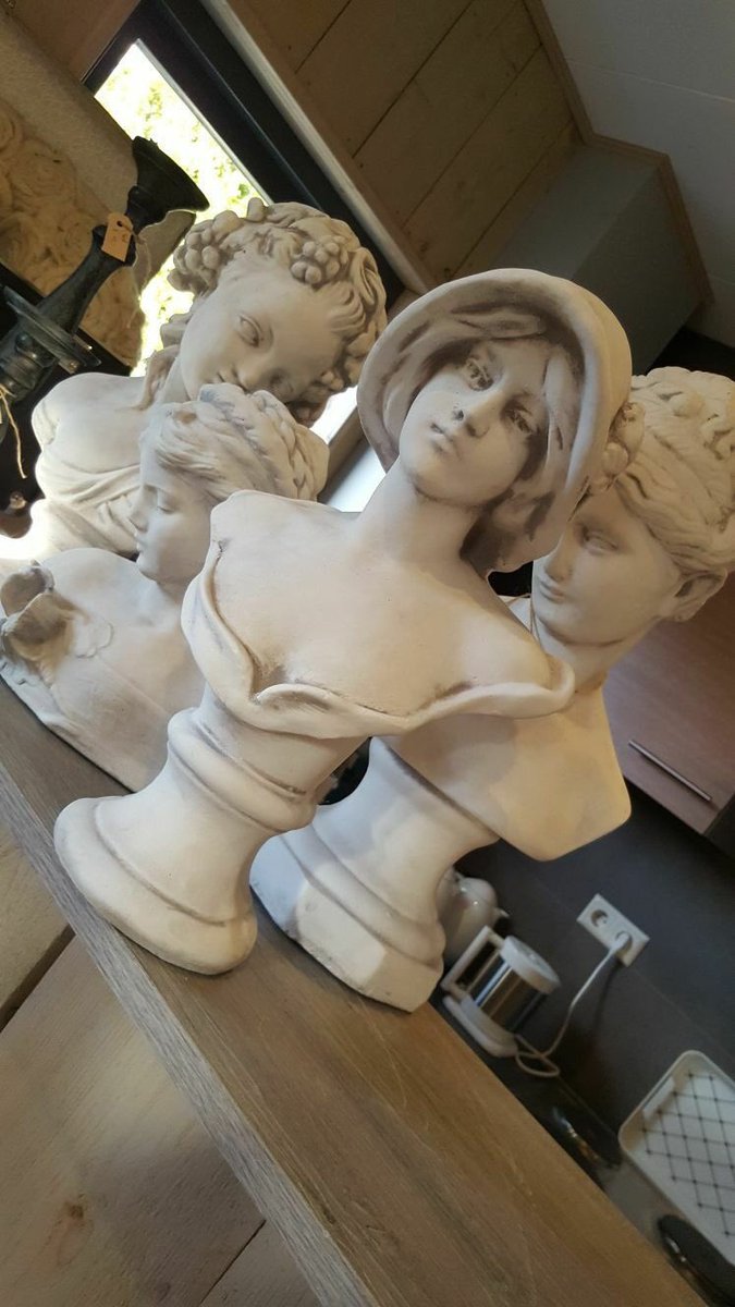 Uitzoeken  14,95€ per stuk, we zijn geopend tot 4 uur.