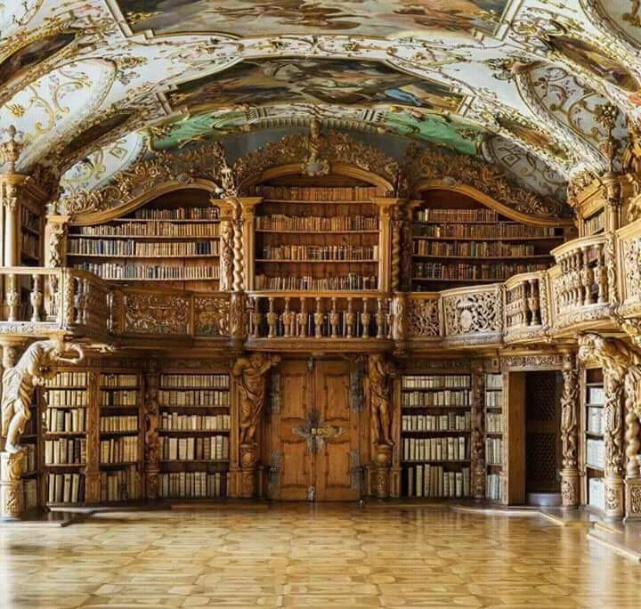 Lavie 🌷 on X: "Libreria a Waldsassen, Baviera. Sembra quella de "la bella e  la bestia". Mi sono innamorata. https://t.co/0gMKlzXYL4" / X