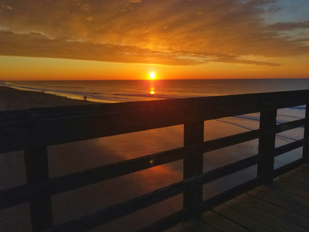 SurfCityPier's tweet photo. #Sunrise at #SurfCityPier #NC #TopsailIsland currently 36° with a North wind at 4mph.. the tide will be low at 8:45am.. high is at 2:05pm .. #SaturdaySuprises #IslandLife #PierLife https://t.co/VFejIrTKTJ