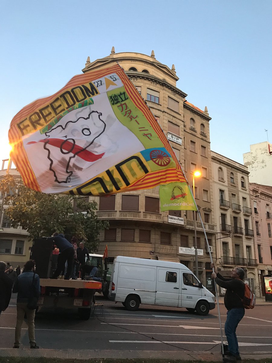 La llibertat és fer l’amor als parcs. 
És quan comença l’alba 
en un dia de vaga general. 
És morir lliure. Són les guerres mèdiques. 
Les paraules República i Civil. 
Un rei sortint en tren cap a l’exili. 
La llibertat és una llibreria.
Anar indocumentat.

Joan Margarit