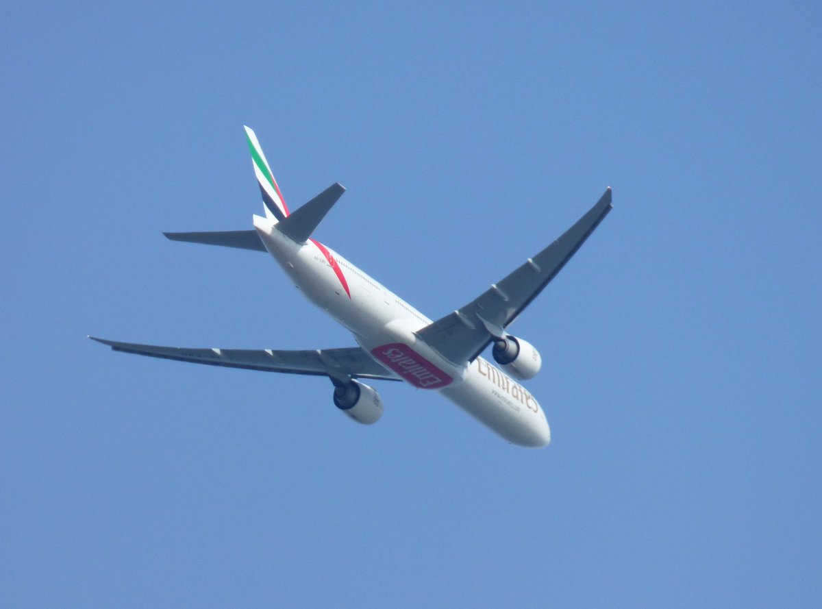 Andy007_SR_A's tweet photo. #UAE35 / A6-ENH 
@emirates descending into @NCLairport 

Boeing 777-31H (ER)

Route: DXB - NCL 

Photographed at low level overhead of my location 10:50hrs...
#SRAirband #potn #ott @PaulDArcy1 @planesonthenet @Northeastskys https://t.co/B6ZyQeA3ir