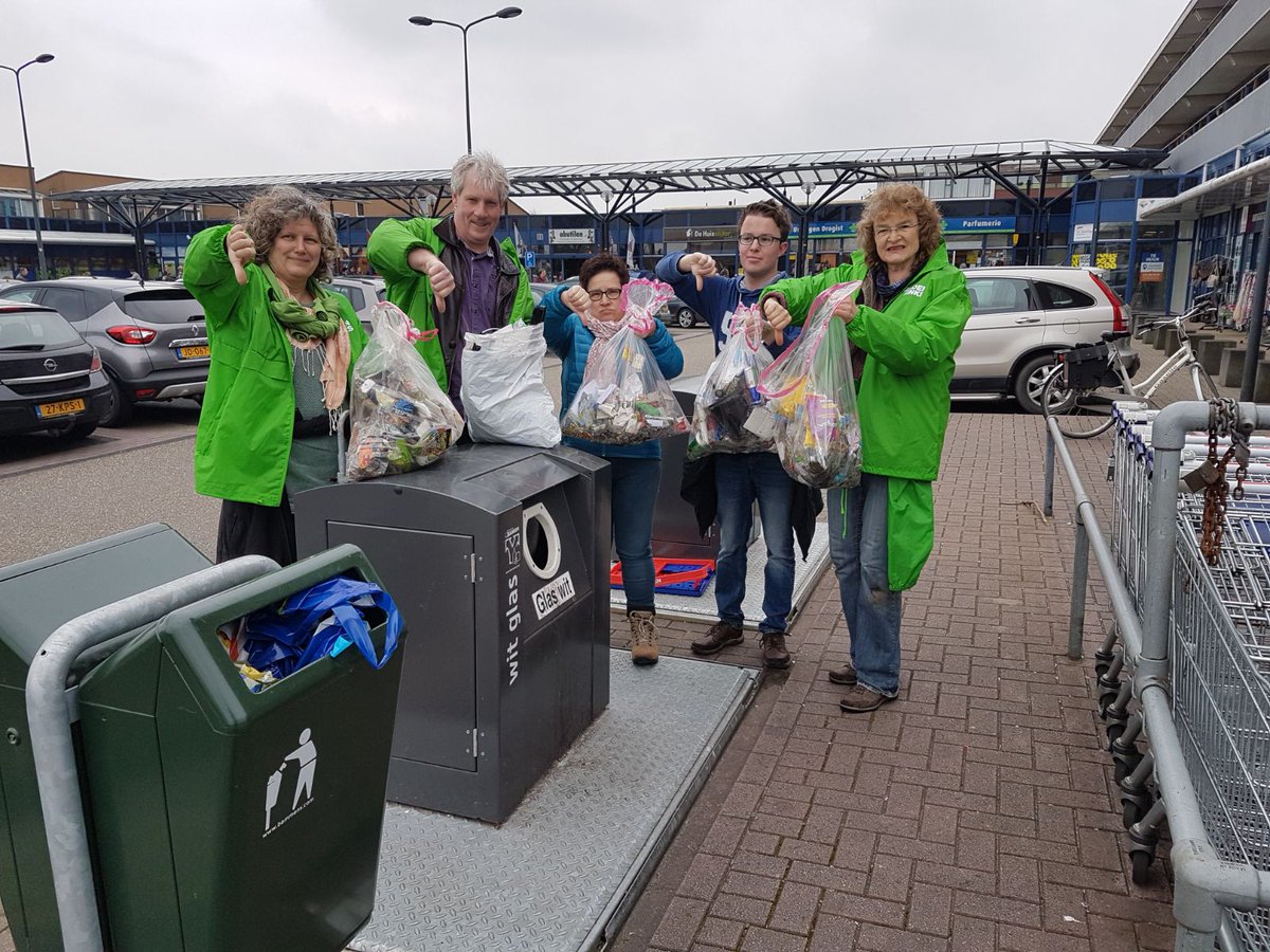 Ook <a href="/PvdaGL_KoggenL/">Pvda-GroenLinks Koggenland</a>  was van de partij bij de nationale NederlandSchoon dag in <a href="/koggenland/">Gemeente Koggenland</a>, onze acties voor een schoon milieu gaan door.  

Uurtje lopen en vijf zakken vol blikjes, flessen en plastic rond winkelcentrum Vijferhof.   #lod18 #statiegeld #plasticfree