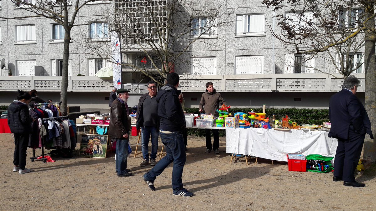 RemiBullion's tweet photo. Vide grenier dans le quartier des Marronniers à Fontaines sur Saône. Les collaborateurs de LMH se mobilisent ! @LMHabitat https://t.co/s6WdcpgFM1