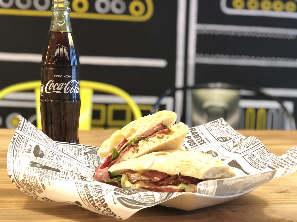 ¡En #lhospitalet o en #lescorts! Tú decides dónde disfrutar de un delicioso #pastrami! 😏🔥