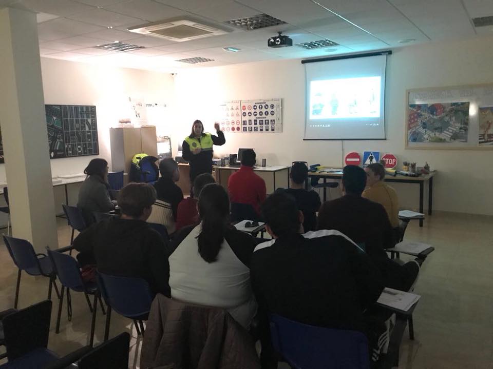 pcivil_fa's tweet photo. #FormaciónPCivilFuenteÁlamo Continuamos la formación de voluntarios con el curso "SEÑALES Y ÓRDENES DE LOS AGENTES DE CIRCULACIÓN".
Agradecemos especialmente a nuestra Policia Local su colaboración.
#VoluntariosPCivilFA https://t.co/p3ZSAQtEEj