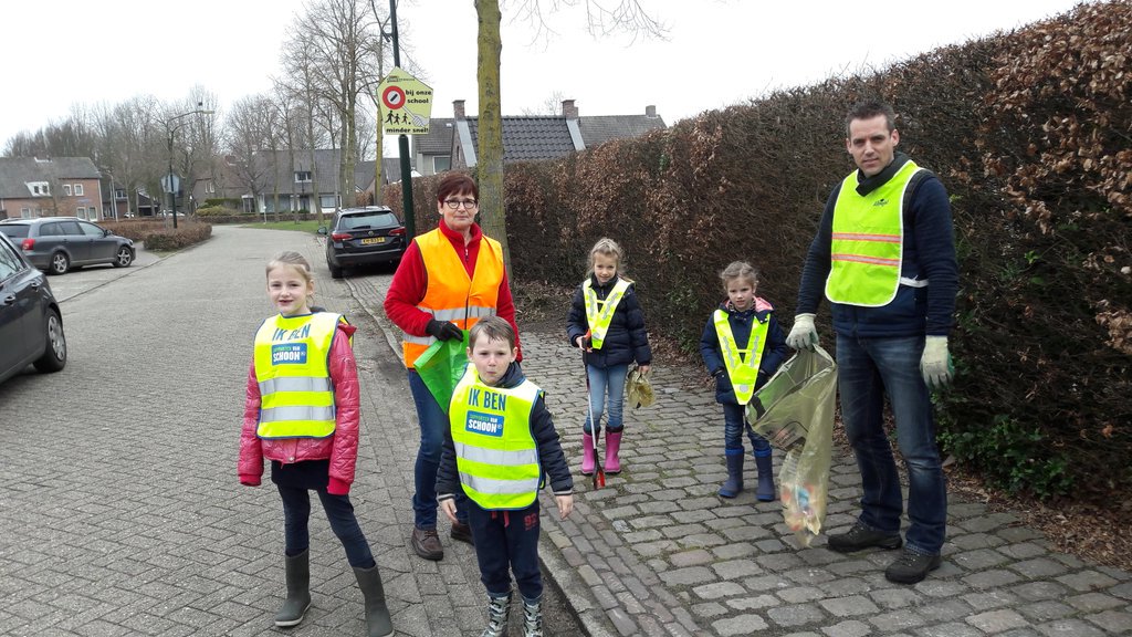 Vandaag met oma en de kids de buurt in Hulsel weer schoongemaakt. #jonggeleerd #supportervanschoon #LandelijkeOpschoondag <a href="/gemeenteRDM/">Gemeente Reusel-De Mierden</a>