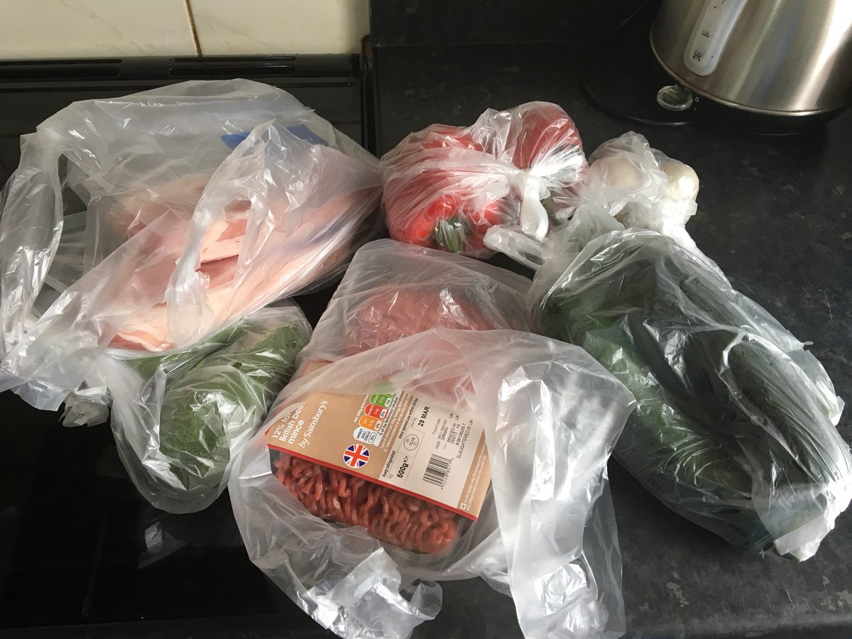 RosaMary86's tweet photo. #sainsburys #losetheplastic #killingtheplanet #unnecessary ordered loose vegetables from Sainsbury’s so we didn’t use plastic unnecessarily and they brought them in plastic bags as well as bacon and mince https://t.co/aFVXwXS2xY