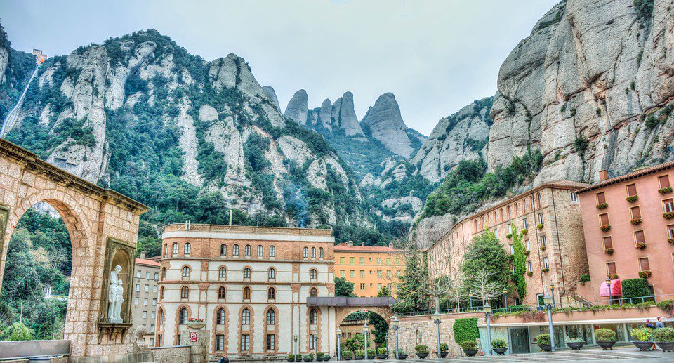 ApartmentBCN's tweet photo. #WeekendInspiration
Take a day trip to Montserrat, a mountain range around an hour's drive from Barcelona! 🗻
#ABLocalExperts #Barcelona #DayTrip https://t.co/rbpZ9xAPwr