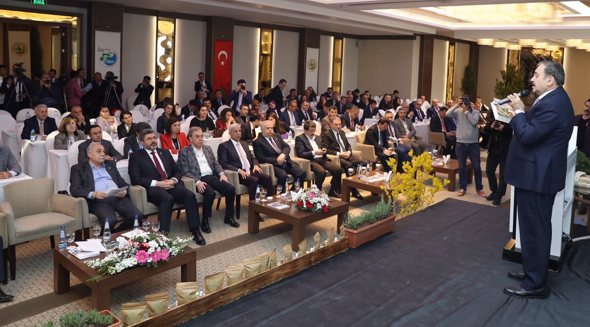 VeyselEroglu's tweet photo. #Afyonkarahisar 3. Tıbbi Aromatik Bitkiler Çalıştayı kapanış oturumuna iştirak ettik. Orman demek sağlık demektir. 2002 yılında 31 bin ton olan üretimi 586 bin tona çıkardık. Orman ürünlerini daha da geliştirerek ihracatımızı 2023 yılında 5 milyar dolara çıkarmayı hedefliyoruz. https://t.co/F3zQUKvQPt