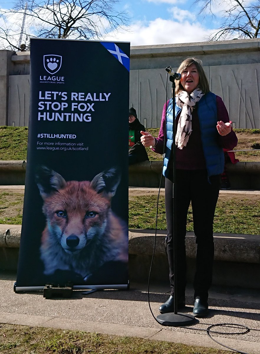 Green MSP @AlisonJohnstone tells the #ForTheFoxes crowd that if the Scottish Government don't act she will bring forward legislation for a real ban on fox hunting