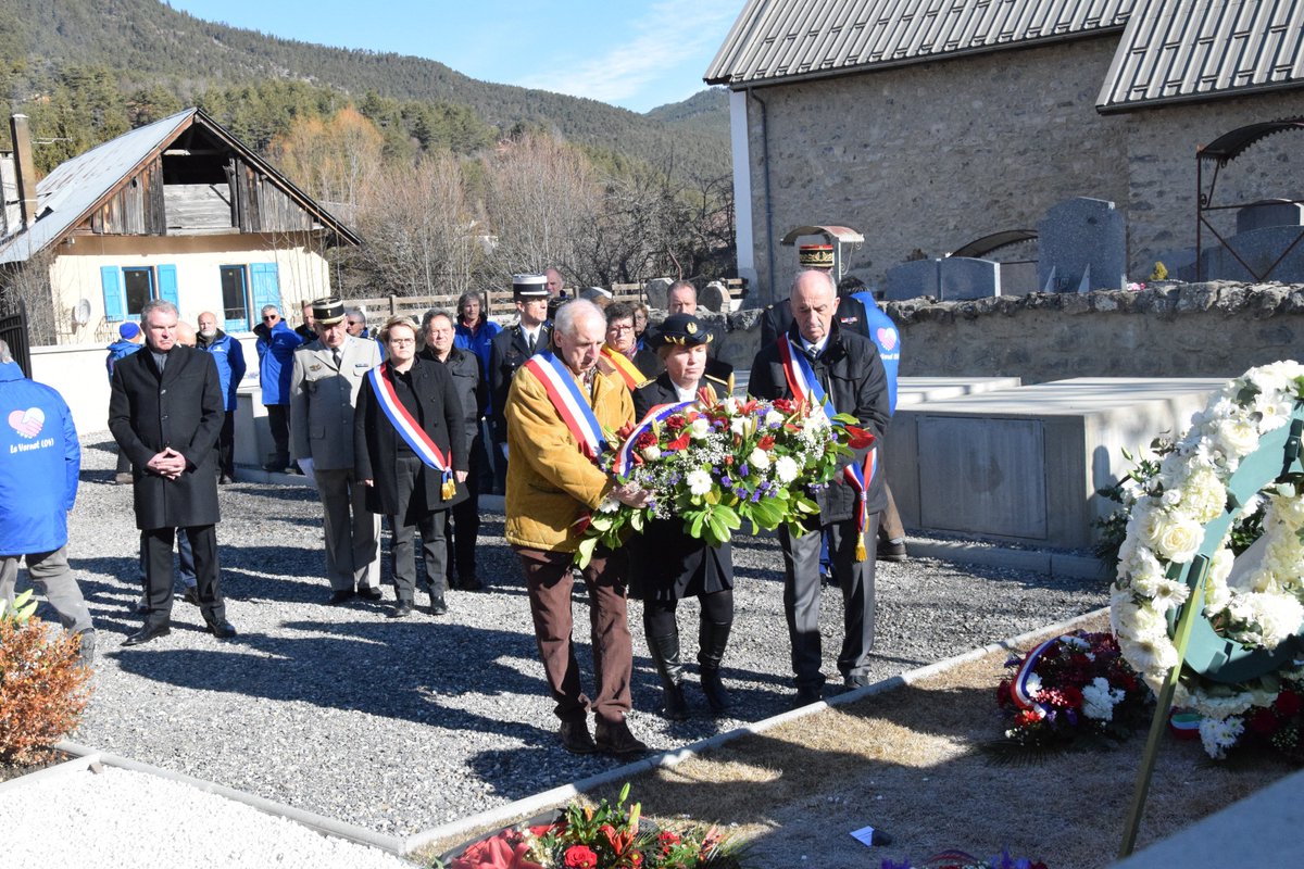 Prefet04's tweet photo. 24/03 Cérémonie d'hommage aux victimes du crash de l'airbus A380 #Germanwings. Myriam GARCIA, sous-préfète de #Digne @Prefet04, dépose la gerbe de fleurs du Premier ministre @EPhilippePM, avec François BALIQUE, maire du #Vernet, et Bernard BARTOLINI, maire de #Prads-Haute-Bléone https://t.co/EgIRU1VfC8