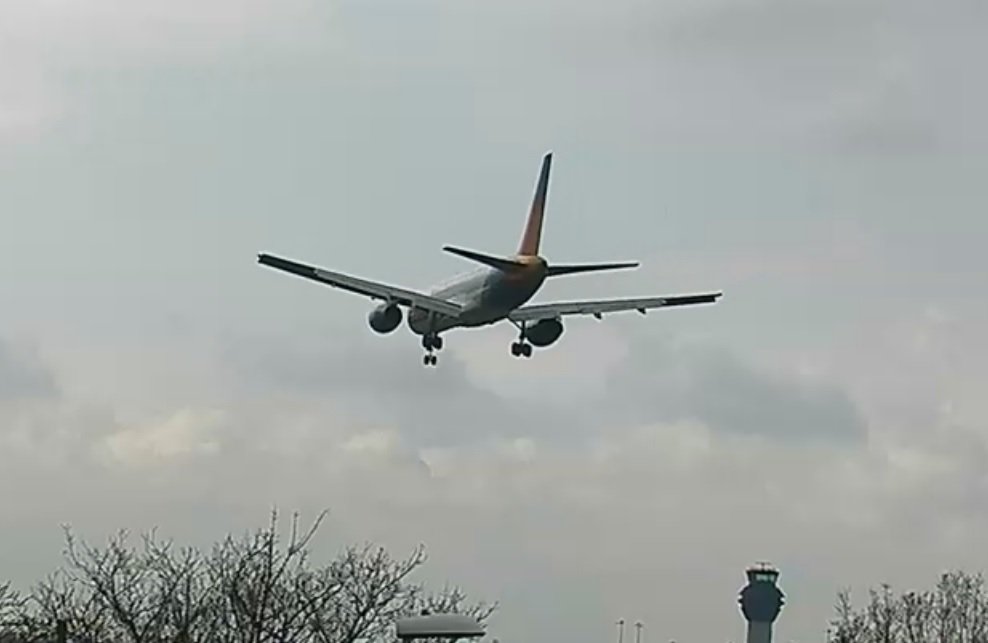 AirportWebcams's tweet photo. Jet2 #LS812 Geneva to Manchester (Boeing 757 G-LSAD) just landed second time at Manchester after a go-around. https://t.co/lvYTQgSZCM https://t.co/tsUSCRZNpk