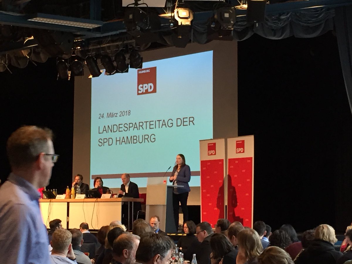 spdbuh's tweet photo. Emotionaler Moment: @OlafScholz tritt als Landesvorsitzender der SPD Hamburg zurück und schlägt @melanieleonhard als Nachfolgerin vor. #SPD @spdhh https://t.co/41sWt9ZeMM