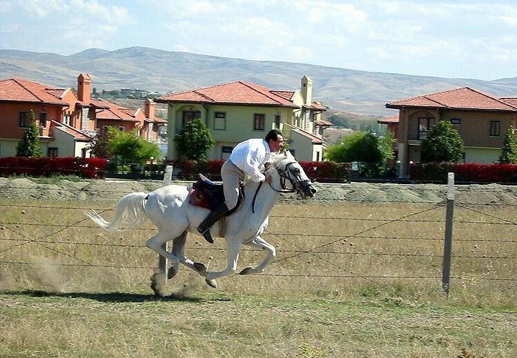 "Ben Türk’üm, Türk esir olmaz. 
Ben Türk’üm, Türk Devletsiz olmaz. 
Ben Türk’üm, Türk Bayraksız olmaz. 
Ben Türk’üm, Türk Ezansız olmaz. 
Ben Türk’üm, Türk Hürriyetsiz olmaz.."

#MuhsinYazıcıoğlu ‘nun aramızdan ayrılışının 9. yıl dönümünde rahmetle yad ediyoruz.
