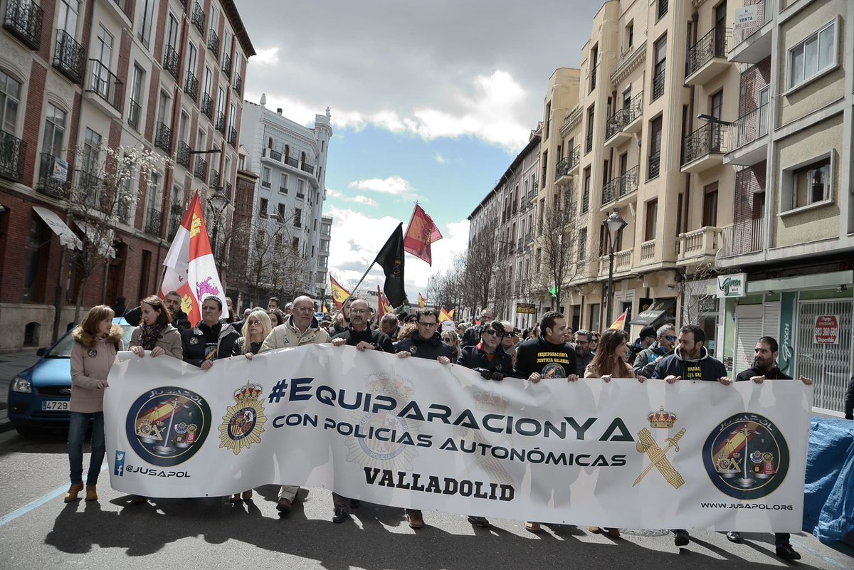 jusapol's tweet photo. Manifestación de Valladolid 💙💚🥁📣

Gracias a todos los que nos habéis acompañado hoy en #24MValladolid 
+5000 personas que apoyan nuestra reivindicación. 

@jusapolpucela 

#EquiparacionYa 👉#ProhibidoRendirse https://t.co/vYVqcEnYio
