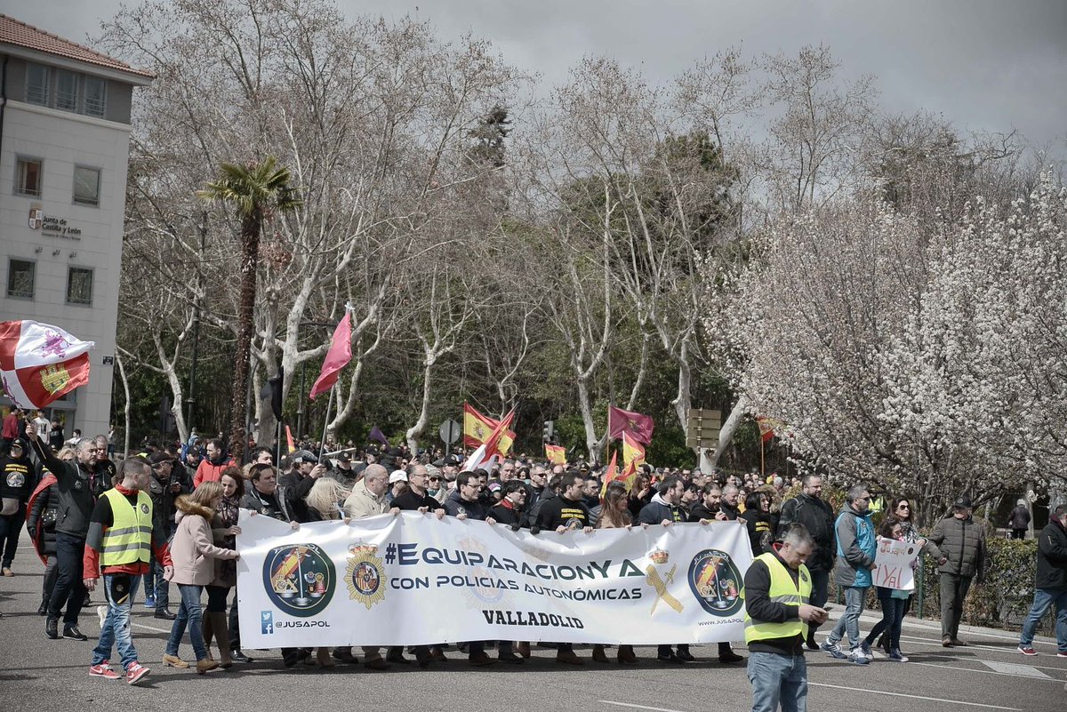 jusapol's tweet photo. Manifestación de Valladolid 💙💚🥁📣

Gracias a todos los que nos habéis acompañado hoy en #24MValladolid 
+5000 personas que apoyan nuestra reivindicación. 

@jusapolpucela 

#EquiparacionYa 👉#ProhibidoRendirse https://t.co/vYVqcEnYio