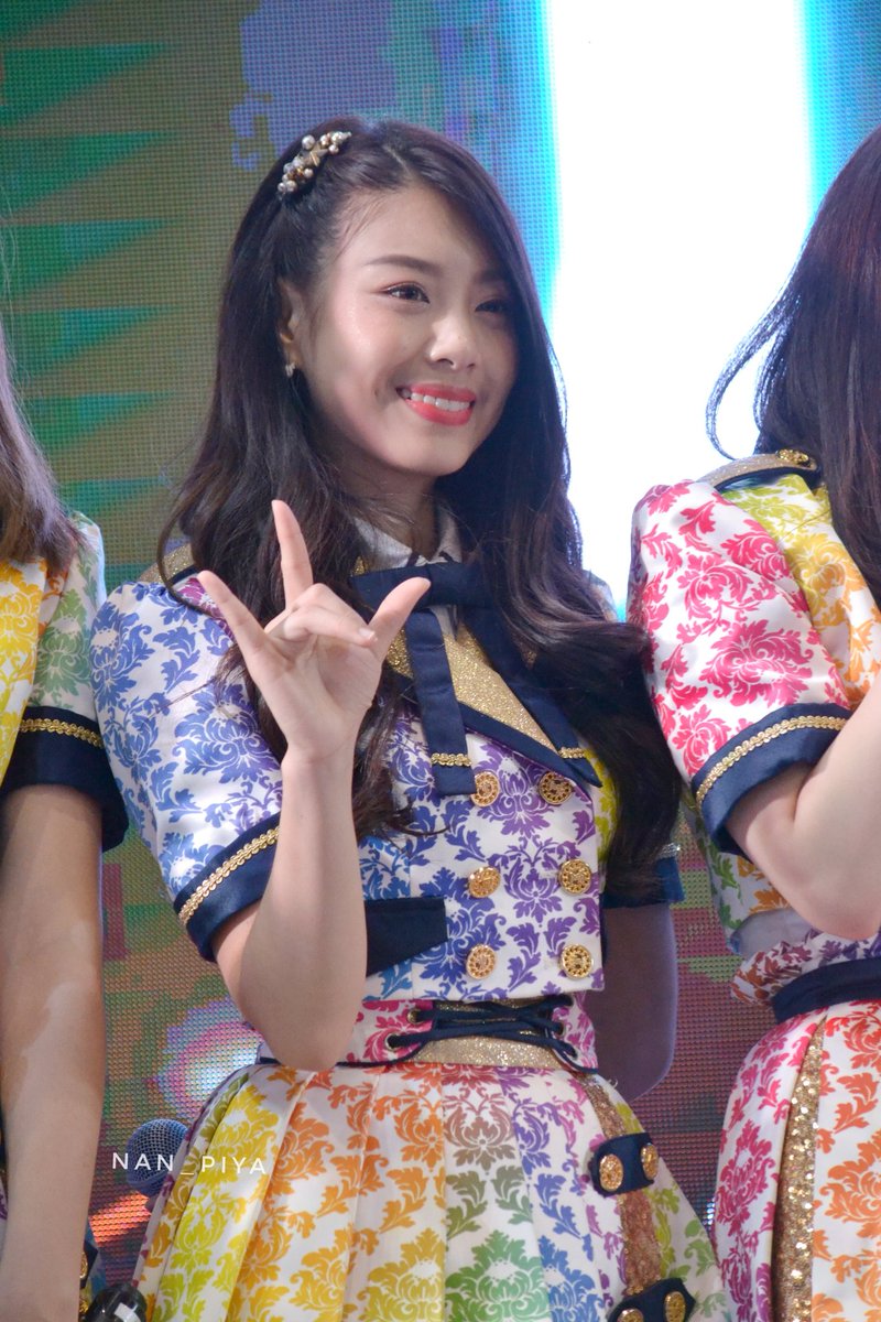 nsysw18's tweet photo. 1 บาท 3 บาท 5 บาท 🤘 #KaewBNK48 #BNK48 #commart2018 #commartconnect2018 #JIB https://t.co/hlgUsoafUb