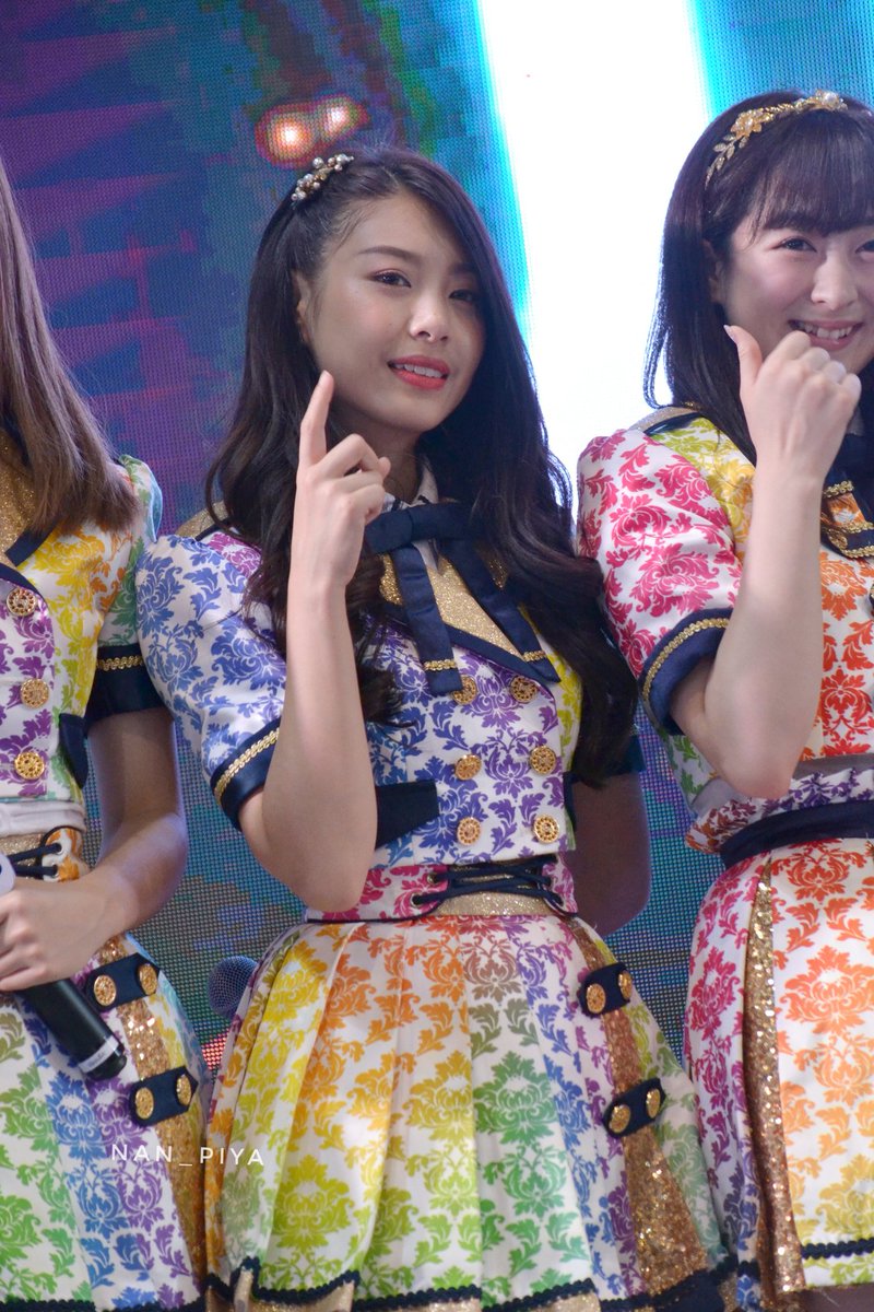 nsysw18's tweet photo. 1 บาท 3 บาท 5 บาท 🤘 #KaewBNK48 #BNK48 #commart2018 #commartconnect2018 #JIB https://t.co/hlgUsoafUb