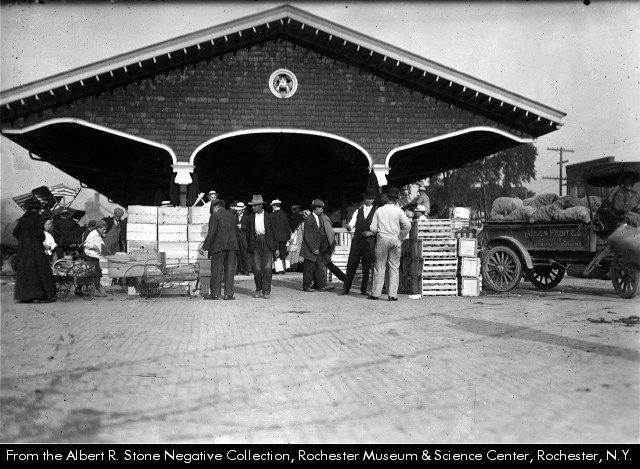 MemoryRoc's tweet photo. Students as a part of #NEH grant exploring Rochester City Neighborhoods. The city's public market has been open for business since 1905 and is a focal point for Marketview Heights community. https://t.co/Cwa7buRbxX