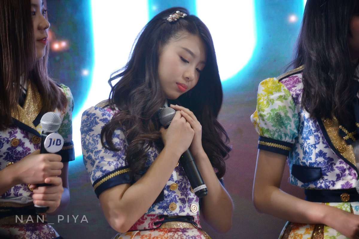 nsysw18's tweet photo. อ้อนหน่อย 😯 #KaewBNK48 #BNK48 #commart2018 #commartconnect2018 #JIB https://t.co/fz8aJ7dGcx
