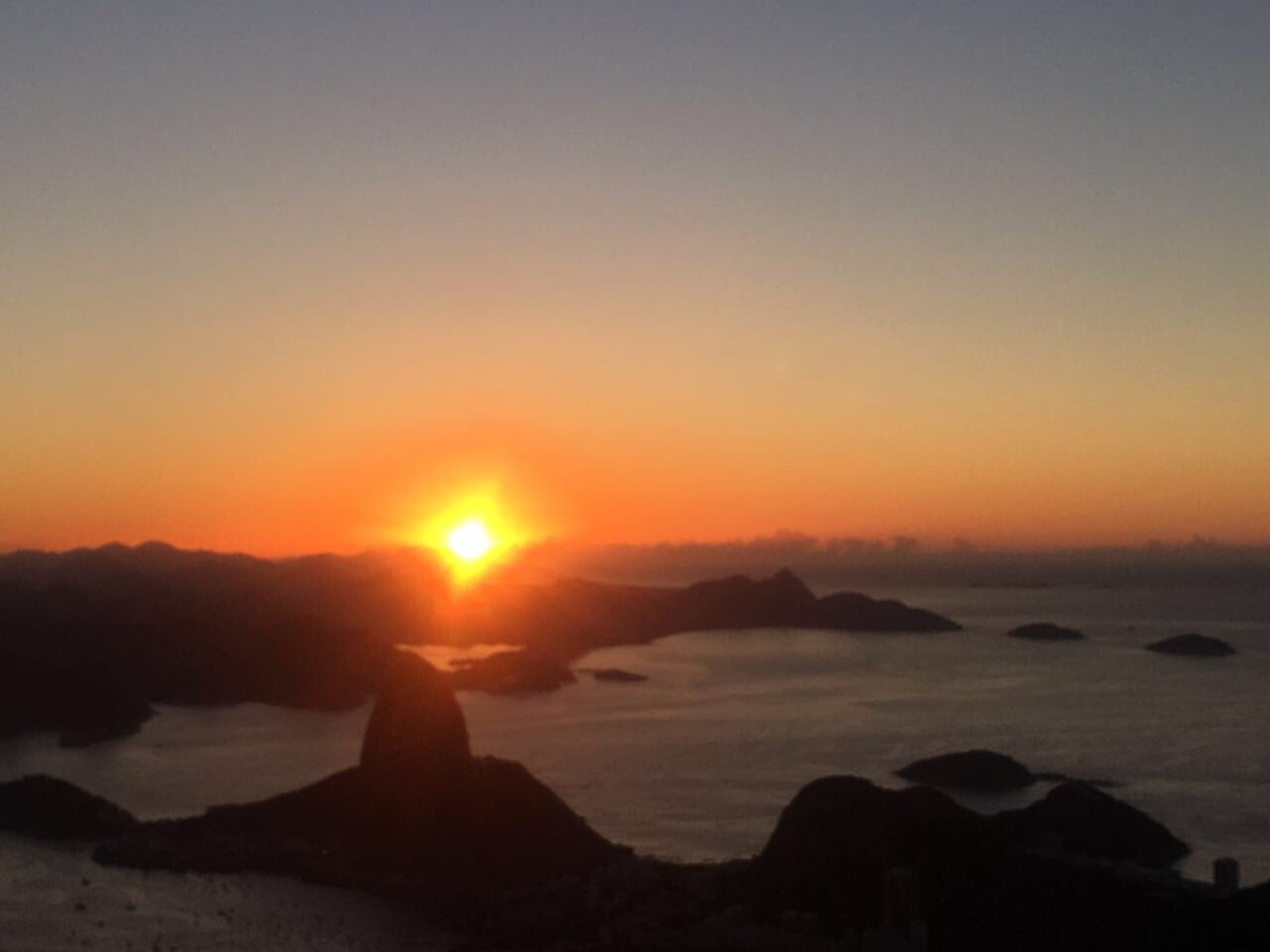 🌤 No Santuário hoje: 30ºC | ensolarado | visibilidade boa | sem eventos marcados para hoje. Nas fotos: nascer do sol hoje no Corcovado. Que a paz de Deus esteja convosco! 🕊♥️ #RiodeJaneiro #CristoRedentor #CLIMATEMPONEWS #Turismo #Santuario #informacao