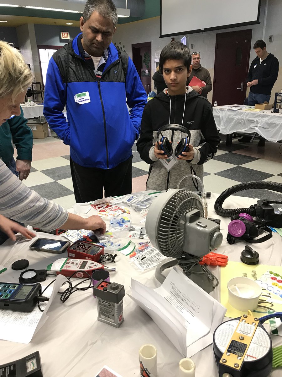 mansfieldSTEM's tweet photo. OSHA demonstrating their sophisticated instruments #hornetschat #mansfieldstem https://t.co/53x7NkNof9