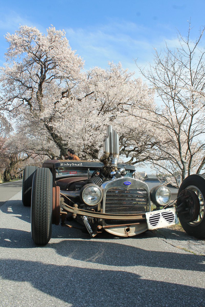 蝣羅yura ゆらぱぱ 椎間板ヘルニアになった على تويتر 今日花見に凄い車いた ナンバー隠してならtwitter良いですよ とのことだったので上げます ベースがフォードのようなのですが半分以上改造されてるそうです 原型が何かも私にはわかりません 笑 旧車