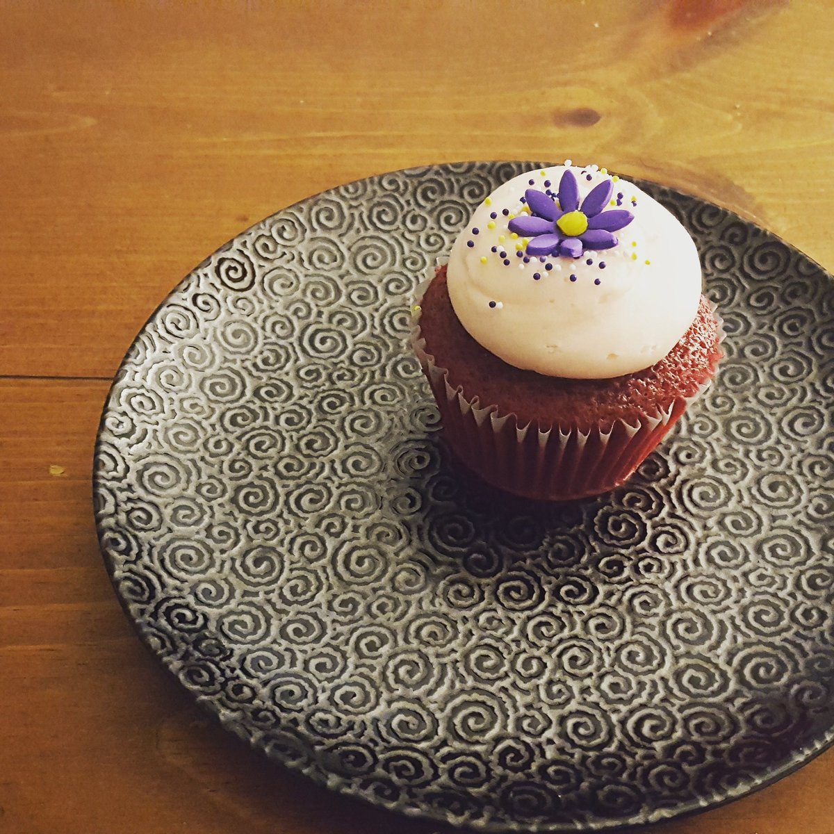 orchidee153's tweet photo. Quand tu prends le bus à #Longueuil et que tu découvres un #LesGlaceurs. Tu ne peux pas résister et acheter quelques #CupCakes. #RedVelvet #Paques #petitsplaisirsdelavie #çafaittajournée Quel est votre #CupCake préféré? https://t.co/YRpxJRsTm9