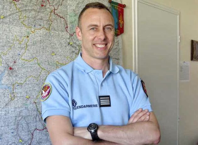 SenatriceJasmin's tweet photo. Hommage au Lieutenant-Colonel #ArnaudBeltrame dont l'héroïsme restera gravé comme un exemple de dévouement. Toutes nos pensées vont vers sa famille, ses proches, ses collègues de la @Gendarmerie ainsi qu'aux autres victimes cet attentat. Honneur et respect ! https://t.co/Ip4q1yijZZ