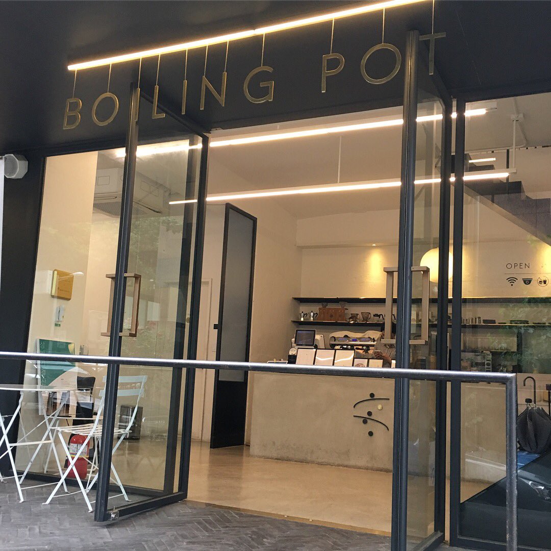 seoulcom___'s tweet photo. ☕️ BOILING POT (보일링 팟)

カフェがあんまりないシンチョンにあるカフェ。店員さんめっちゃ優しくて、店内はテーブル席だけじゃなくてソファベッドみたいな席もありました🤤🤤

住所：창천동 2-46 학림빌딩
11:00-23:30 https://t.co/dH8re1ZaXm