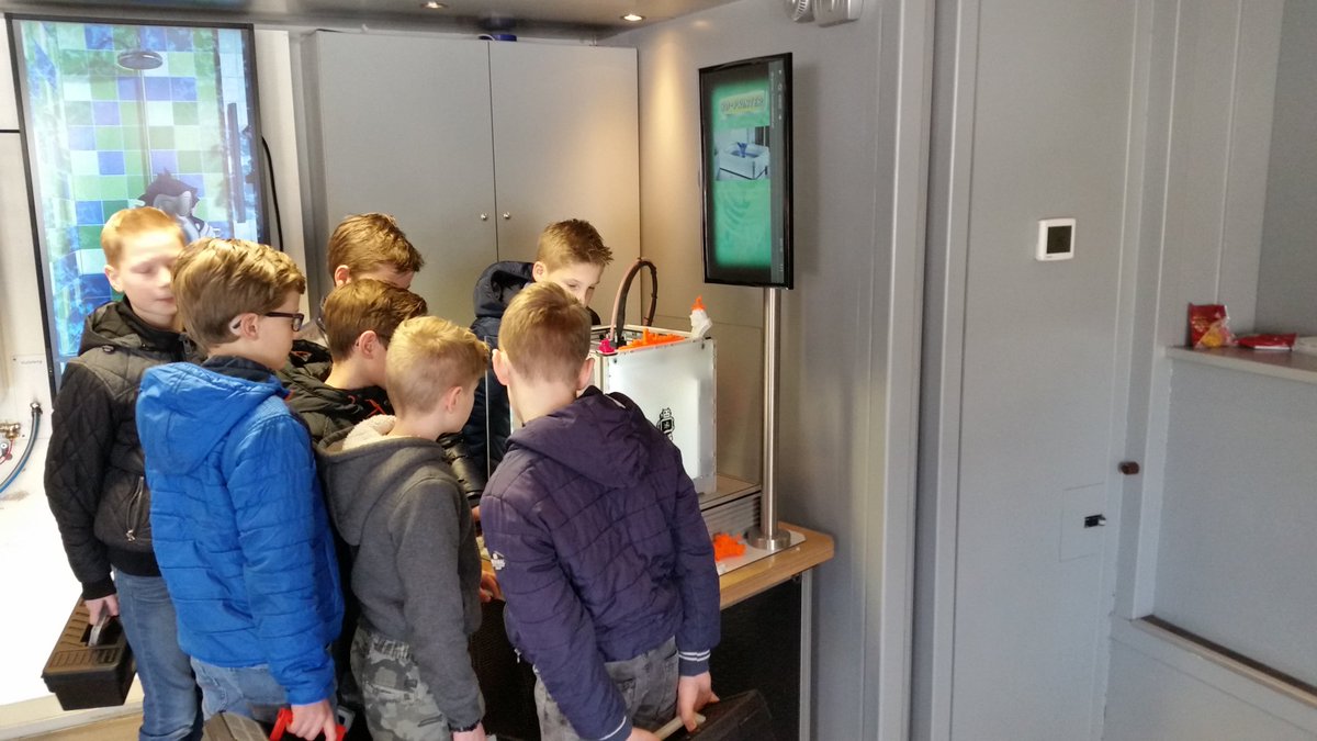 rcvanmaren's tweet photo. #weekvandetechniek in #apeldoorn vandaag is de technobiel bij @vostechniek . Ontzettend leuke dag zo! Iedereen is welkom! @OTIBnieuws @HKmobileNews https://t.co/NDfF7z7Yw9