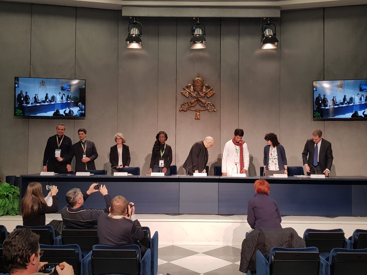 Synod_va's tweet photo. We've just finished presenting publicly the document of the pre-synodal meeting, which has been released in english.
Thanks for all your support!
#Synod2018 #Vatican #PopeFrancis &amp; #Young https://t.co/fa4Vned6dl