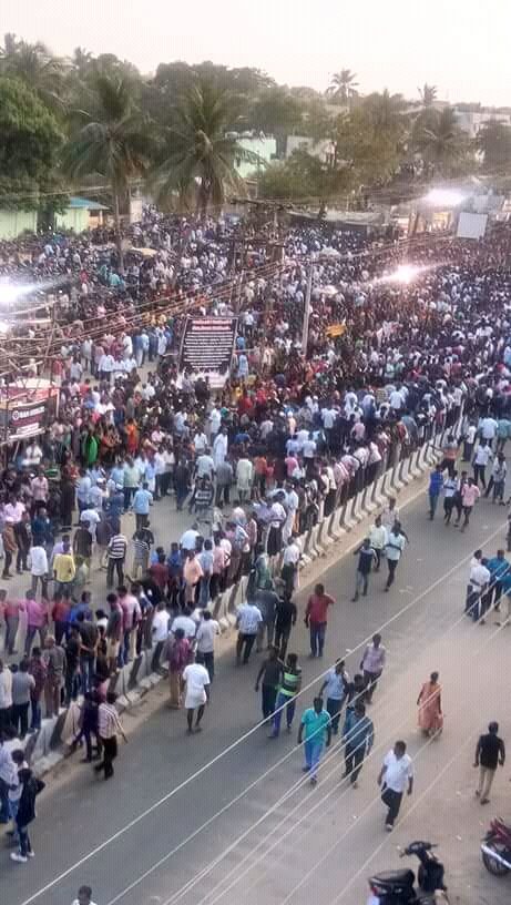 Kettavan__Memes's tweet photo. Big Protest Here In Tuticorin Against Sterlite ✌️#Unity ✌️
#BanSterliteSaveThoothukudi https://t.co/l6UNyU8cLz