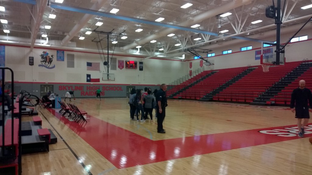 DPDSENPO's tweet photo. #PDmadness warm up at Skyline Mayo gym @DPDMoore @FiteDPD @DPDVaughan @DPDWalls @DallasPD @RickeyCallahan @felderk https://t.co/J8ycNPCMbz