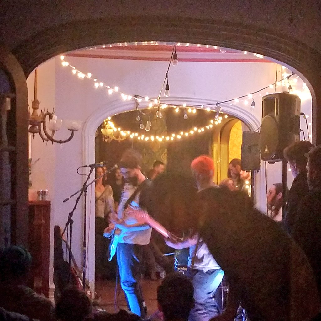 chwoodiwiss's tweet photo. Mansion-garage-indie-grunge-rock is the genre bend I didn't know I needed. Check out @Monogold + #IlliterateLight, like right now #DCDIT https://t.co/lHNCj31Y8k