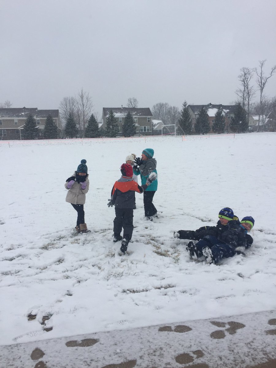 liz_ferrand's tweet photo. Thank you Union Dad’s club for a snowy Easter Egg Hunt! The kids had a blast! #unionrocks #ZCSstrong @ZCSUnionElem @MyZvilleSchools https://t.co/I9whqSLLM0