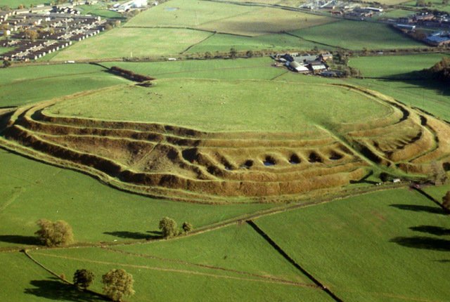 @preshitorian <a href="/EnglishHeritage/">English Heritage</a> <a href="/366tshirts/">366 T-Shirts</a> Replying to @preshitorian <a href="/366tshirts/">366 T-Shirts</a>
Far as known, hillfort park keeper/s were employed (by council?) back then who took great pride in controlling vegetation to show hillfort &amp; ramparts at their best. See keepers' shed in pic left of western entrance #Oswestry