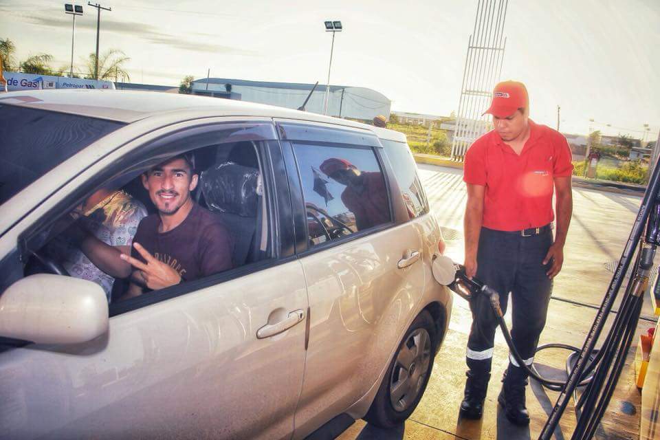 Petropargov's tweet photo. TE ESPERAMOS HOY!⛽
Comprá todas las chipas que quieras en esta Semana Santa, porque con Petropar vas a ahorrar con la #SantaPromo💰
Vení a la Estación Ñu Guasu en donde podrás ahorrar 300 Gs. en todos los combustibles
Viajá, disfrutá y ahorrá con #Petropar🚗
#OrgulloNacional🇵🇾 https://t.co/nG45mh2RgH