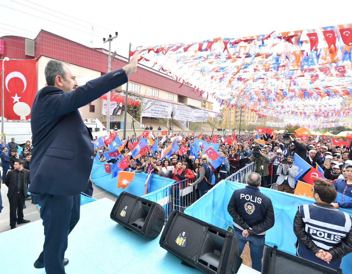 abdulhamitgul's tweet photo. Başbakanımızın teşrifiyle muhteşem bir kongre heyecanı yaşadık. Teşekkürler Gaziantep, teşekkürler AK Gençlerimiz. Ufkumuz, umudumuzsunuz. Sizlere güveniyoruz. https://t.co/aXGV1nMMam