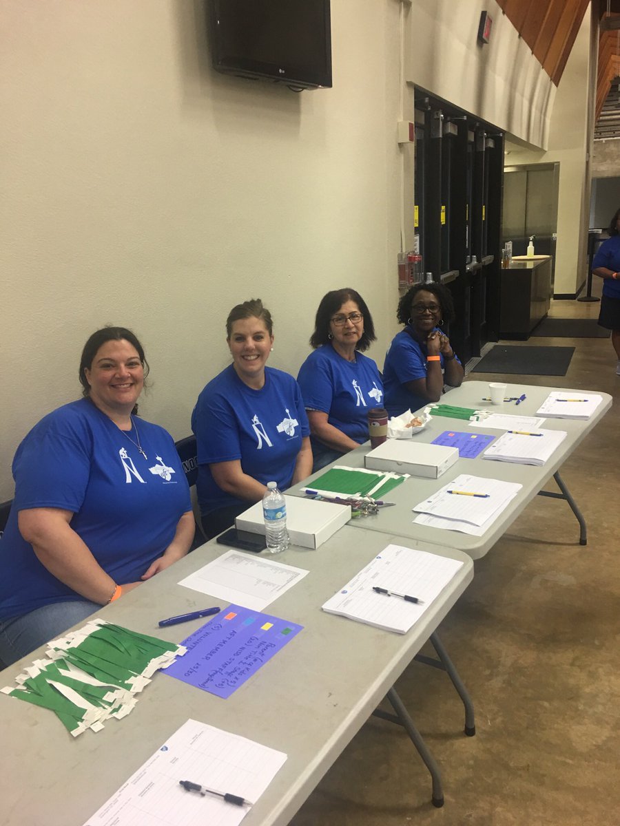 NISDValeTheatre's tweet photo. AFT First Book Giveaway is ready for eager parents & students to get FREE books! Teachers benefit, too!! #ValeInspired @NISDVale @AFTunion https://t.co/zx0QMCj3cR