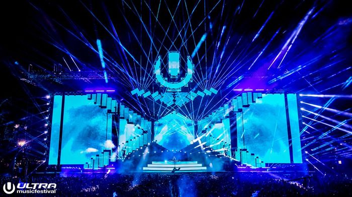 edmli's tweet photo. .@Ultra off its 20th Anniversary Celebration in style with Day 1 featuring energetic performances from @Hardwell, @DJSNAKE, @ArminvanBuuren, @Axwell Λ @Ingrosso,  @FLOSSTRADAMUS &amp; more.

#20YearsOfUltra

More: https://t.co/rQIF7LoPji https://t.co/RmdqltswXt