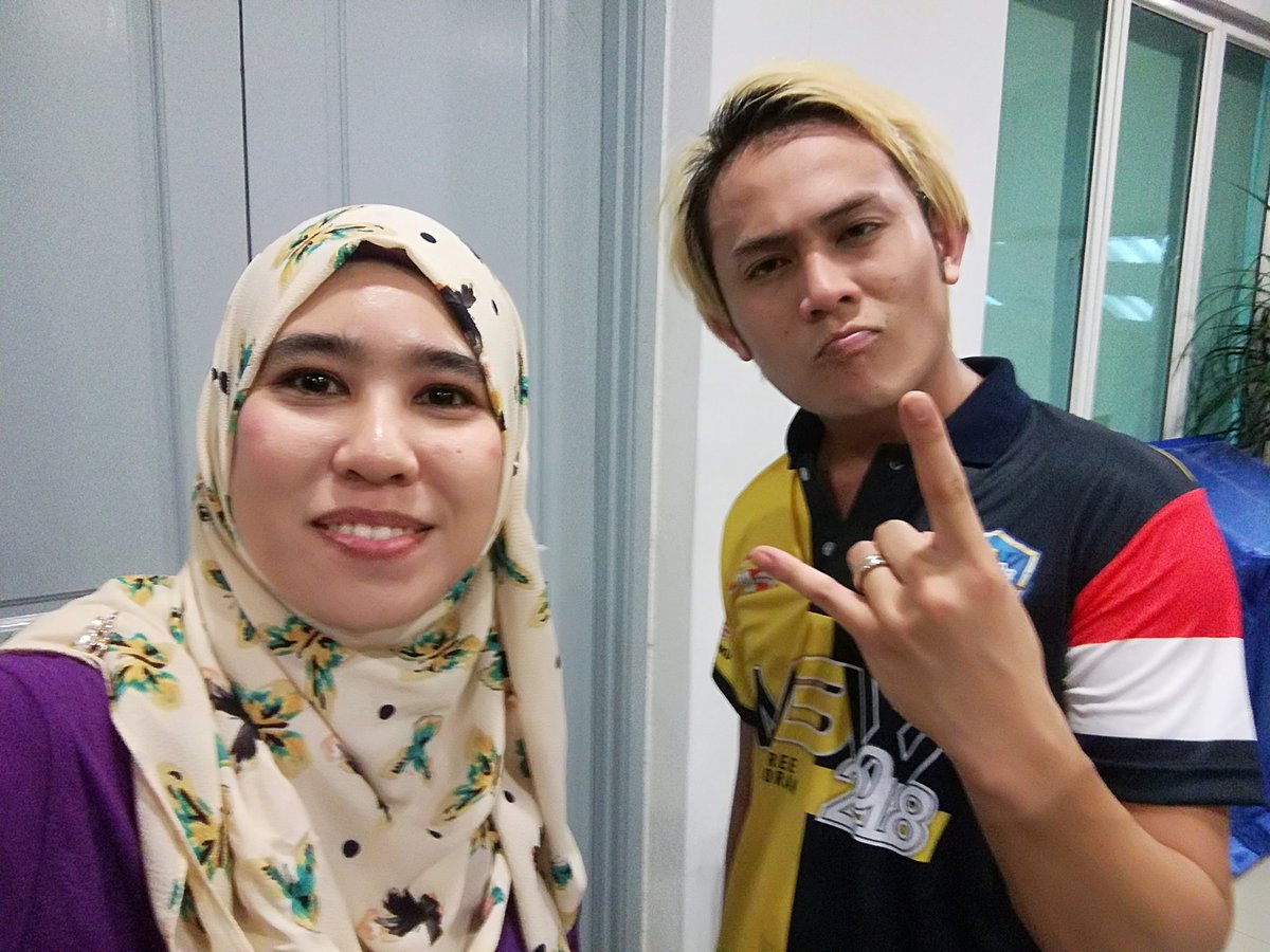 hyunmeera's tweet photo. finally  long time no see .. @AkimAhmad @akim_majistret #mbw2018 😍😍😍😍😍🌸 dpt sampai salam stacy bella dgn eshal. 🌼 https://t.co/h0yCTS8N9K