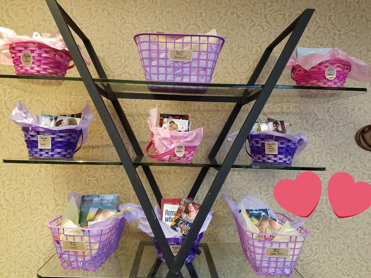 cmdrsue's tweet photo. The gifts are set up and ready to go!! #VALoveFest #VABook2018 https://t.co/geL6u6yAX9