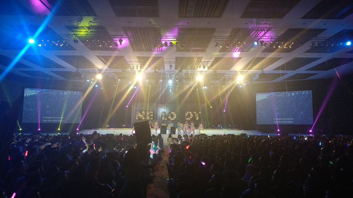 officialJKT48's tweet photo. 25 Ue kara Melody #JKT48MelodyDay https://t.co/TgACWYd3CN