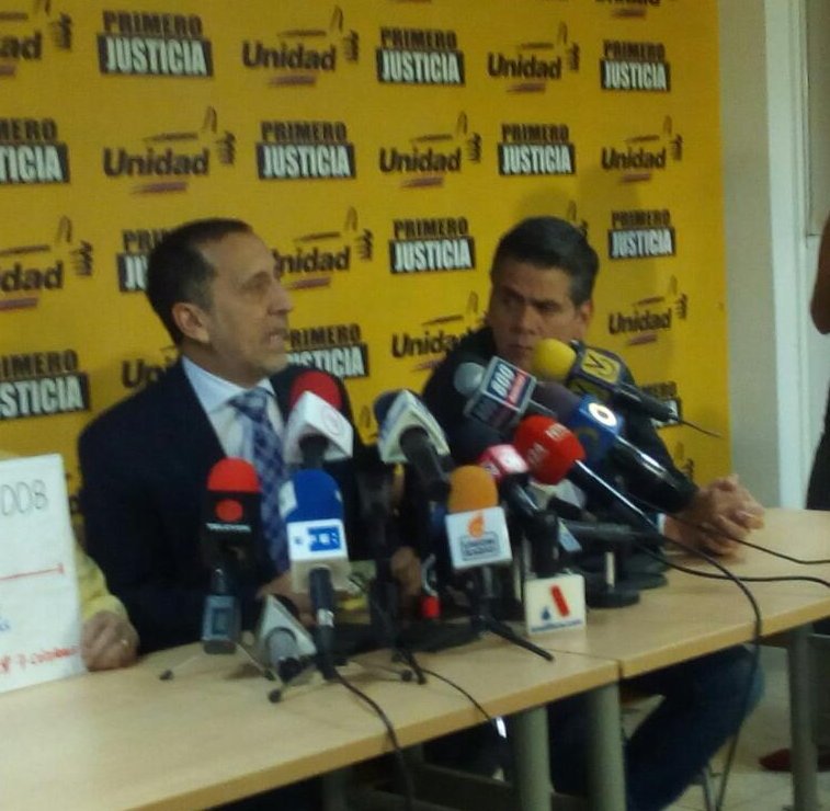 NPDinformacion's tweet photo. Diputado @JoseAGuerra  aseguró que si el gobierno no controla la inflación, la reconversión monetaria no funcionará. #24Marzo https://t.co/CSoZUAHlFa
