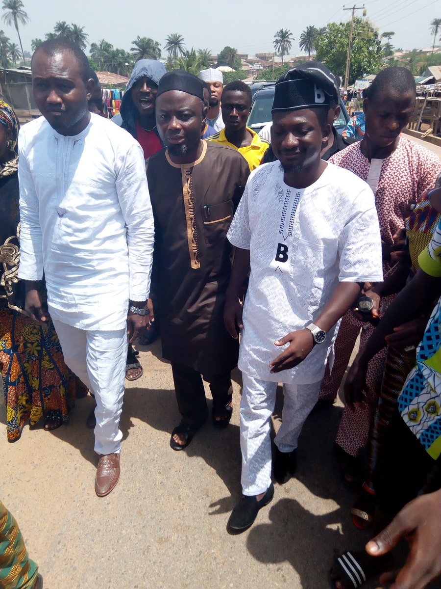 EdenorthAC's tweet photo. Gov. of the State of Osun represented by Barr. Kolapo Alimi commissioned a 500KVA transformer donated by Ede North Area Council led by Hon. Mukaila Uthman donated to Oke Awere, Owode Ede. @raufaregbesola @OSUN_APC @OsunDefender @prinxadeyemi @osbcng @alabiwale29 @OsunInformation https://t.co/3Jo9nzernp